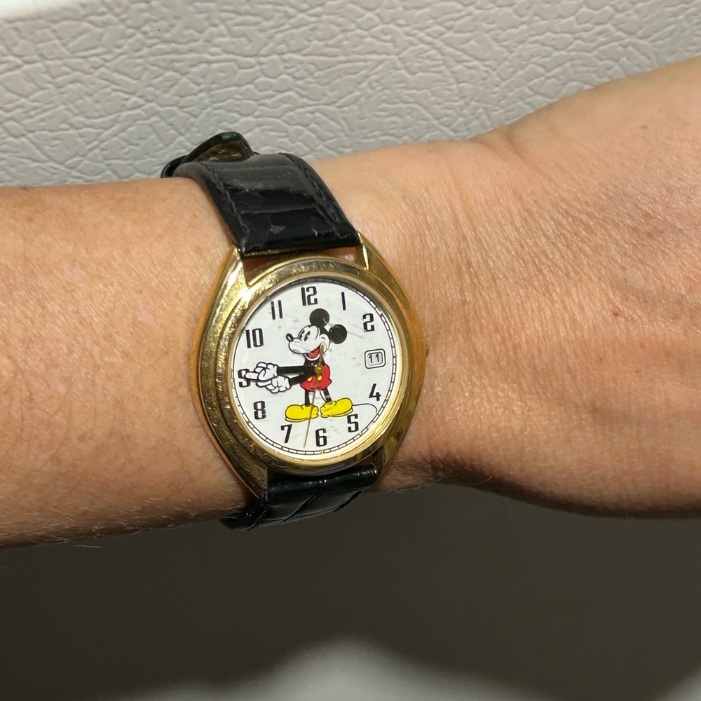 ‼️price dropped‼️ Vintage Disney Watch works Mickey Mouse leather croco watch. - Picture 10 of 10